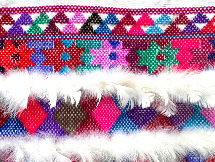 Elément de décoration de Villa Balāo, broderie colorée