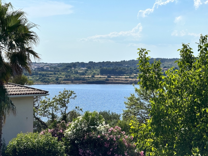 L'étang de Thau vu depuis Villa Balāo