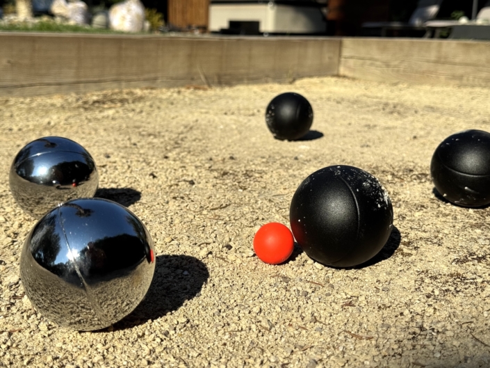Les équipements de Villa Balāo, terrain de pétanque