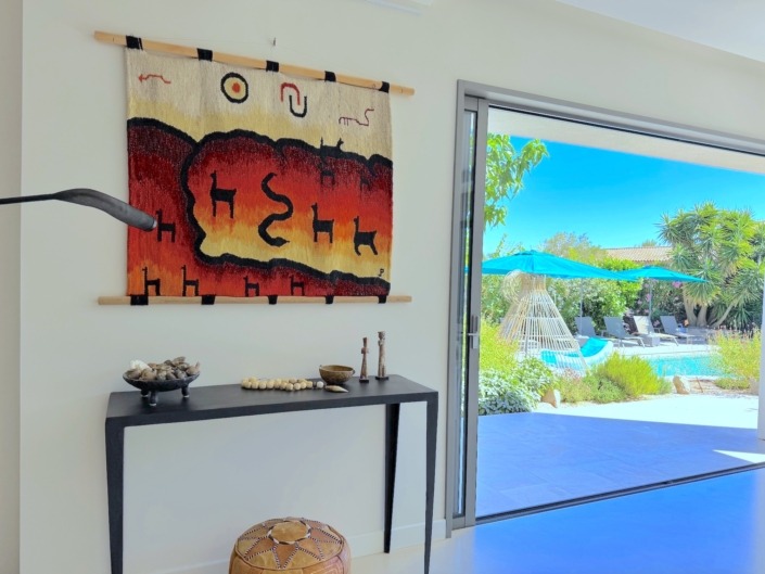 Elément de décoration de Villa Balāo, console avec une tapisserie