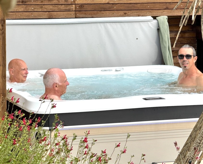 Les équipements de Villa Balāo, jacuzzi extérieur avec des beaux hommes