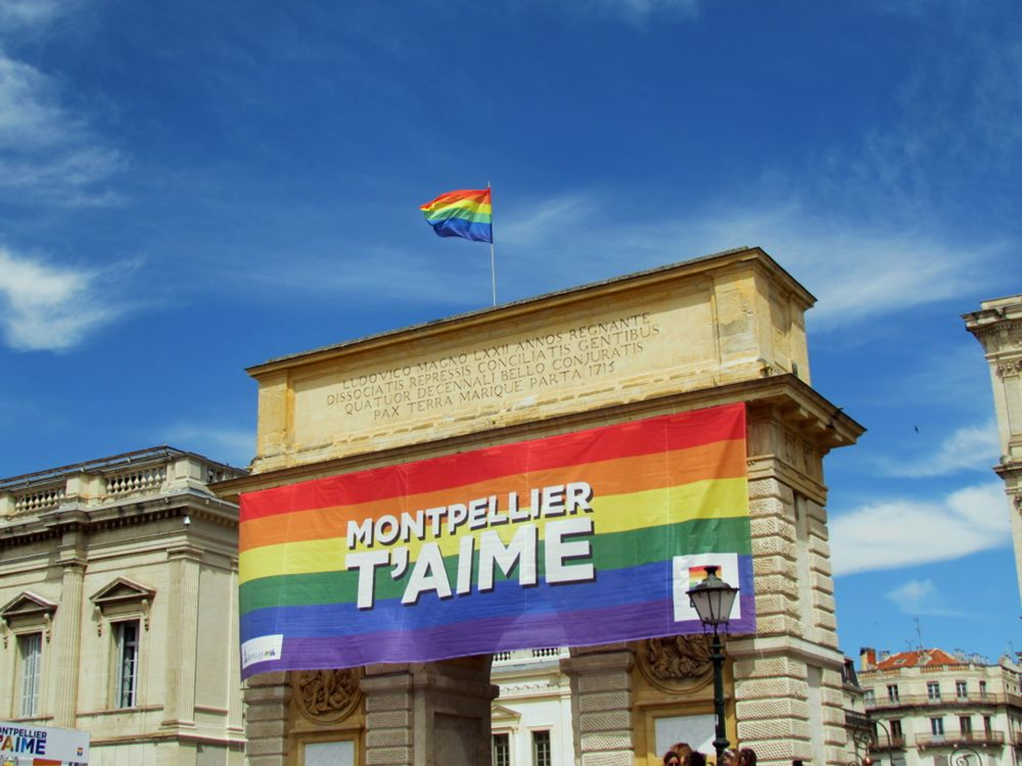 Arc de Triomphe de Montpellier aux couleurs de la Pride Arc de Triomphe de Montpellier aux couleurs de la Pride