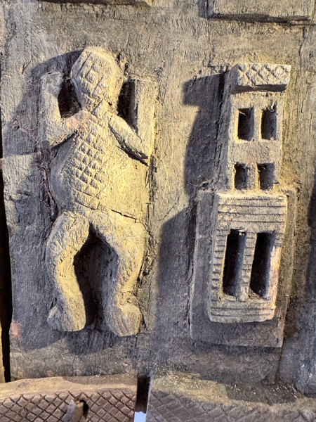 Détail d’un objet Dogon dans la chambre Kiumé