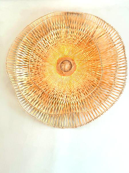 Luminaire en fibres naturelles de bambou dans la chambre Muani